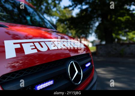 Melle, Deutschland 05. September 2024: Im Bild: Ein Einsatzfahrzeug der Feuerwehr mit Schriftzug und Blaulicht. Notunterkunft Niedersachsen *** Melle, Deutschland 05 September 2024 im Bild ein Einsatzfahrzeug der Feuerwehr mit Schriftzug und Blaulicht Notunterkunft Niedersachsen Copyright: XFotostandx/xGelhotx Stockfoto