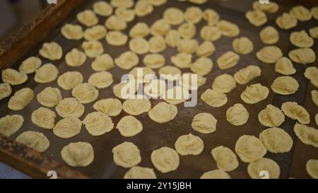 Nahaufnahme traditioneller italienischer Orecchiette-Pasta, die auf einem Holztablett im Freien in bari, apulien, trocknet, um einen authentischen kulinarischen Moment in europa festzuhalten. Stockfoto