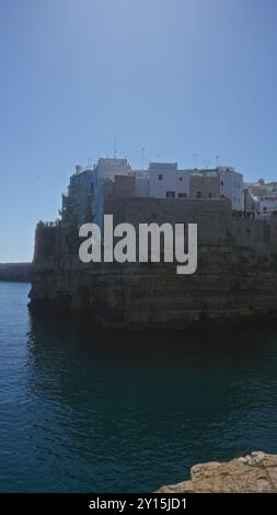 Polignano a Mare bietet atemberaubende Klippen und antike Gebäude, die sich über dem tiefblauen Meer in einer bezaubernden Küstenstadt in apulien, italien, erheben. Stockfoto