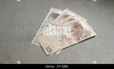 Die auf einer konkreten Oberfläche dargestellten türkischen Lira-Banknoten veranschaulichen Währung, Finanzen und Wirtschaft in der türkei. Stockfoto