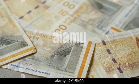 Dänische Kronen-Banknoten verstreute, detaillierte Nahaufnahme der dänischen Landeswährung mit unterschiedlichen Designs und Sicherheitsmerkmalen. Stockfoto
