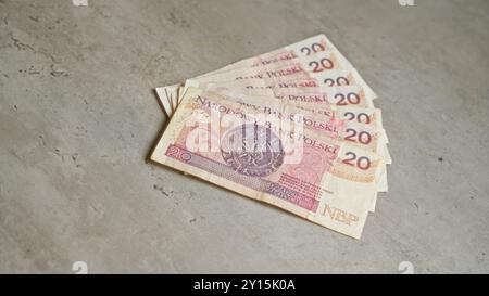 Polnische Banknoten in Stückelungen von 20 Zloty auf einer Betonoberfläche mit polnischer Währung. Stockfoto