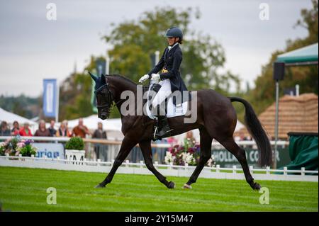Stamford, Großbritannien. September 2024. Holly Richardson reitet auf Bally Louis und vertritt Großbritannien während der Dressurphase am 1. Tag der Defender Burghley Horse Trials 2024 auf dem Gelände von Burghley House in Stamford, Lincolnshire, England. Quelle: Jonathan Clarke/Alamy Live News Stockfoto