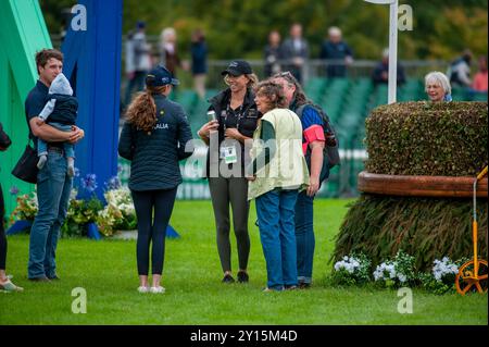 Stamford, Großbritannien. September 2024. Mitglieder des neuseeländischen Teams während der Dressur-Phase am 1. Tag der Defender Burghley Horse Trials 2024 auf dem Gelände von Burghley House in Stamford, Lincolnshire, England, Großbritannien. Quelle: Jonathan Clarke/Alamy Live News Stockfoto