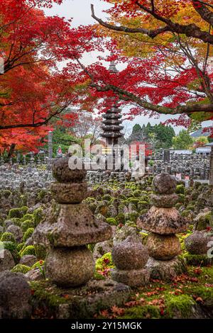 Steinpagode Herbstlaub Hintergrund Adashino nenbutsu-JI Tempel kyoto Stockfoto