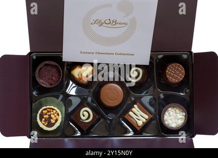 Die Schachtel von Lily O'Brien's Luxury Chocolate Collection wurde geöffnet und zeigt den Inhalt auf weißem Hintergrund Stockfoto