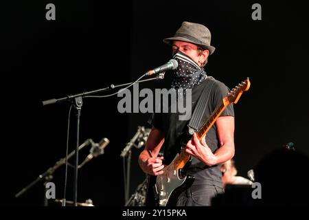 BAR ITALIA, KONZERT, 2024: Gitarrist Sam Fenton von der Band Bar Italia spielt die Far Out Stage. Tag des Green man Festivals 2024 im Glanusk Park, Brecon, Wales am 18. August 2024. Foto: Rob Watkins. INFO: Bar Italia ist eine 2019 in London gegründete Indie-Rock-Band, die für ihren melancholischen Sound bekannt ist. Ihre Musik verbindet introspektive Texte mit roher, minimalistischer Instrumentierung und schafft eine atmosphärische Atmosphäre, die Themen der Entfremdung, Beziehungen und der Komplexität des modernen Lebens erforscht. Stockfoto