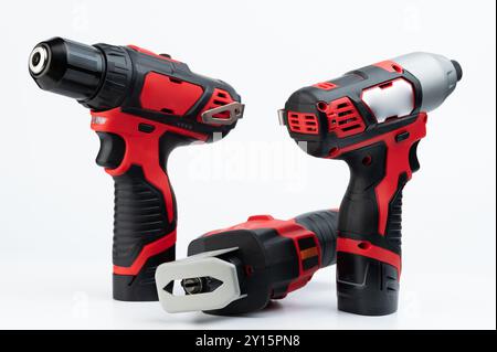 Satz von Industriewerkzeugen mit Batteriestromversorgung auf Studiohintergrund Stockfoto