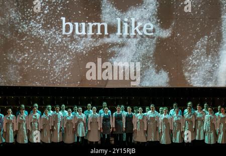 Fire in My Mouth mit dem National Youth Choir of Scotland und dem Philharmonia Orchestra: Triangle Shirtwaist Factory Fire, Edinburgh International Festival Stockfoto