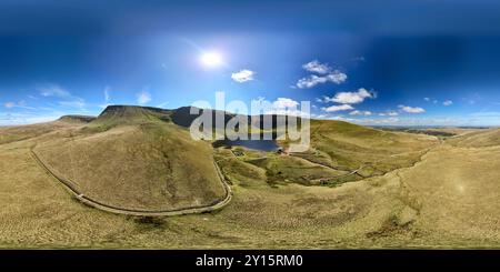 Panoramablick aus der Vogelperspektive auf die natürliche Landschaft des brecon Beacons Nationalparks mit seinen Bergen und dem See an einem sonnigen Tag Stockfoto