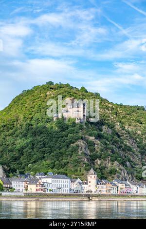 Schloss Katz und romantischer Rhein im Sommer bei Sonnenuntergang, Deutschland. Schloss Katz oder Burg Katz ist eine Burgruine über dem St. Die Stadt Goarshausen in Rheinland-Pal Stockfoto