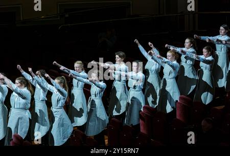 Fire in My Mouth mit dem National Youth Choir of Scotland und dem Philharmonia Orchestra: Triangle Shirtwaist Factory Fire, Edinburgh International Festival Stockfoto