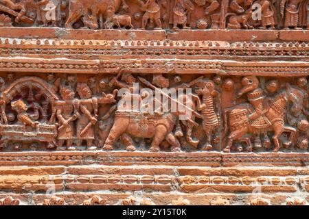 Nahaufnahme der Terrakotta-Details, die auf dem alten Govinda-Tempel im religiösen Puthia-Komplex in Rajshahi, Bangladesch gemeißelt wurden Stockfoto