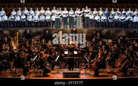 Fire in My Mouth mit dem National Youth Choir of Scotland und dem Philharmonia Orchestra: Triangle Shirtwaist Factory Fire, Edinburgh International Festival Stockfoto