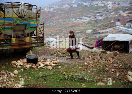 Idlib, Syrien. 26. Dezember 2022. Kinder im Lager Sheikh Bahr in der Nähe der Stadt Armanaz, auf dem Land von Idlib. Die ohnehin katastrophale humanitäre Lage der Binnenvertriebenen im Nordwesten Syriens verschlechtert sich mit dem Wintereinbruch weiter. Die meisten Bewohner des Lagers leben in provisorischen Zelten, die sie kaum vor der kalten Jahreszeit schützen, inmitten des anhaltenden Konflikts auf niedrigem Niveau in Syrien Stockfoto