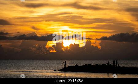 Sonnenuntergang über dem Golf von Mexiko und dem Golf Intracoastal Waterway am venice Jetty in venice Florida USA Stockfoto