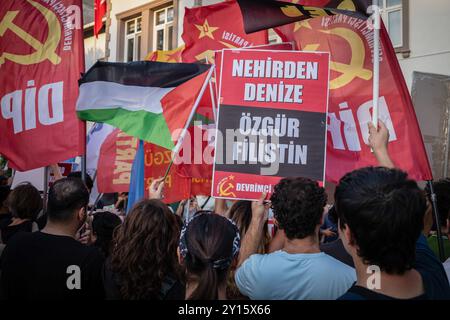 Ein Demonstrant hält während der Kundgebung ein Plakat mit der Aufschrift „freies Palästina vom Fluss zum Meer“. Politische Parteien und Organisationen der Zivilgesellschaft versammelten sich in Izmir, um gegen das Andocken des US-Amphibienschiffs USS Wasp zu protestieren, das Israel schützen soll, im Hafen von Izmir. Diese Aktion ist von großer Bedeutung für die Unterstützung Palästinas und der Menschen im Nahen Osten, einschließlich derer, die sich Palästina anschließen wollen. Das Schiff, das den Tod nach Palästina brachte, wurde gebeten, die Türkei sofort zu verlassen. Stockfoto