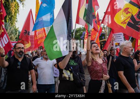 Izmir, Türkei. September 2024. Demonstranten, die palästinensische Flaggen und Parteiflaggen halten, skandieren während der Kundgebung Slogans. Politische Parteien und Organisationen der Zivilgesellschaft versammelten sich in Izmir, um gegen das Andocken des US-Amphibienschiffs USS Wasp zu protestieren, das Israel schützen soll, im Hafen von Izmir. Diese Aktion ist von großer Bedeutung für die Unterstützung Palästinas und der Menschen im Nahen Osten, einschließlich derer, die sich Palästina anschließen wollen. Das Schiff, das den Tod nach Palästina brachte, wurde gebeten, die Türkei sofort zu verlassen. Quelle: SOPA Images Limited/Alamy Live News Stockfoto