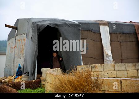 Idlib, Syrien. 26. Dezember 2022. Vertriebene Syrer im Lager Scheich Bahr in der Nähe der Stadt Armanaz, auf dem Land von Idlib. Die ohnehin katastrophale humanitäre Lage der Binnenvertriebenen im Nordwesten Syriens verschlechtert sich mit dem Wintereinbruch weiter. Die meisten Bewohner des Lagers leben in provisorischen Zelten, die sie kaum vor der kalten Jahreszeit schützen, inmitten des anhaltenden Konflikts auf niedrigem Niveau in Syrien Stockfoto