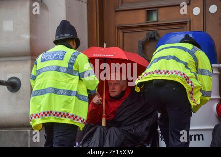 London, England, Großbritannien. September 2024. Polizisten sprechen mit Greenpeace-Aktivisten, die sich an eine riesige Nachbildung eines Deodorant-Sticks von Dove und den Zugang zum Gebäude des Unilever-Hauptquartiers sperrten, um gegen die Plastikverschmutzung von Dove Products zu protestieren. (Kreditbild: © Vuk Valcic/ZUMA Press Wire) NUR REDAKTIONELLE VERWENDUNG! Nicht für kommerzielle ZWECKE! Credit: ZUMA Press, Inc./Alamy Live News Credit: ZUMA Press, Inc./Alamy Live News Stockfoto