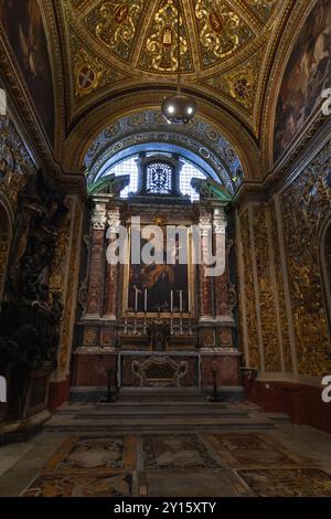 Valletta, Malta - 23. August 2019: Eine von neun Kapellen der St. John Co-Cathedral. Katholische Ko-Kathedrale, die dem Heiligen Johannes dem Täufer gewidmet ist. Es war bui Stockfoto