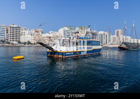 Valletta, Malta - 23. August 2019: Die Passagierfähre Gavdos Star von Supreme Cruises legt an einem sonnigen Sommertag in Sliema an Stockfoto