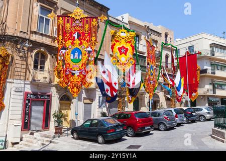 Valletta, Malta - 25. August 2019: Feiertage in Malta, Blick auf die Straße. Das fest des Heiligen Dominikus wird in der Stadt Birgu gefeiert. Die Straßen sind Stockfoto