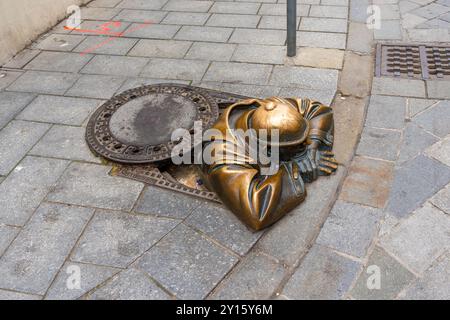 Statue des Kanalisationsarbeiters in der Altstadt von Bratislava, Slowakei. Stockfoto