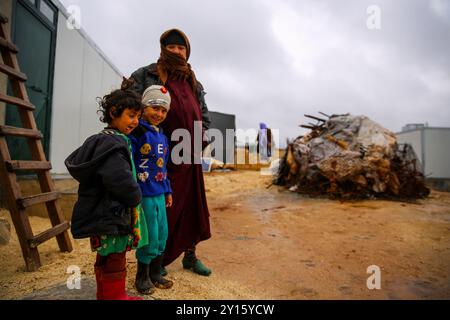 Idlib, Syrien. 26. Dezember 2022. Vertriebene Syrer im Lager Scheich Bahr in der Nähe der Stadt Armanaz, auf dem Land von Idlib. Die ohnehin katastrophale humanitäre Lage der Binnenvertriebenen im Nordwesten Syriens verschlechtert sich mit dem Wintereinbruch weiter. Die meisten Bewohner des Lagers leben in provisorischen Zelten, die sie kaum vor der kalten Jahreszeit schützen, inmitten des anhaltenden Konflikts auf niedrigem Niveau in Syrien Stockfoto