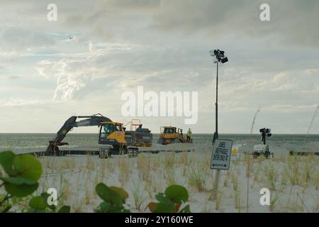 St. Pete Beach, FL in Richtung Golf von Mexiko, da schwere Maschinen an der Strandernährung arbeiten. Blick auf Sand und Hafer. An einem bewölkten Tag spät danach Stockfoto