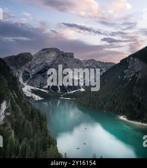 Panoramablick bei Sonnenuntergang auf den pragser See im trentino Südtirol italien Stockfoto