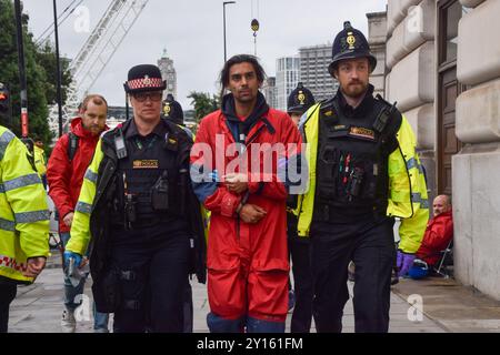 London, Großbritannien. September 2024. Polizisten verhaften Greenpeace-Aktivisten, die das Gebäude des Unilever-Hauptquartiers erklimmen. Aktivisten haben auch ein massives Banner aufgerollt, die Eingänge zum Gebäude blockiert und sich mit riesigen Replikaten von Dove Deodorant Sticks verschlossen, um gegen die Plastikverschmutzung durch Dove Produkte zu protestieren. Quelle: Vuk Valcic/Alamy Live News Stockfoto