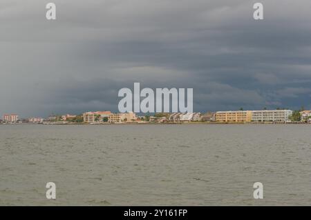 Weite Aussicht über Bay Water in Richtung Vina Del Mar Island an einem bewölkten Tag am späten Nachmittag. Dunkle Sturmwolken nähern sich. Kleine Wellen Wasser Stockfoto