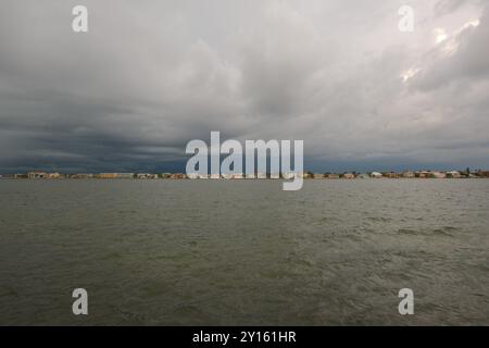 Weite Aussicht über Bay Water in Richtung Vina Del Mar Island an einem bewölkten Tag am späten Nachmittag. Dunkle Sturmwolken nähern sich. Kleine Wellen Wasser Stockfoto