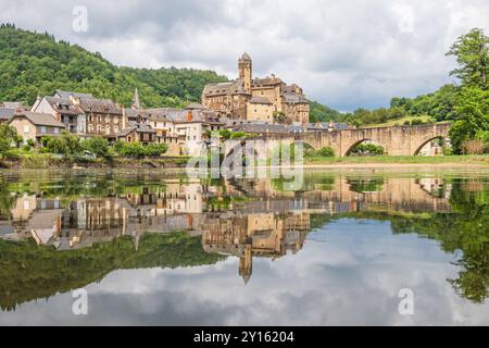 Estaing Dorf, Burg und mittelalterliche Brücke über den Fluss Lot fotografiert in Aveyron, einem der schönsten Dörfer Frankreichs Stockfoto