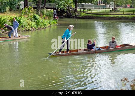 Ältere Frau, die im Sommer 2024 in Oxford Oxfordshire England Großbritannien KATHY DEWITT auf dem Fluss in der Nähe des Oxford Botanic Garden stand Stockfoto