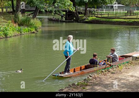 Ältere Frau, die im Sommer 2024 in Oxford Oxfordshire England Großbritannien KATHY DEWITT auf dem Fluss in der Nähe des Oxford Botanic Garden stand Stockfoto