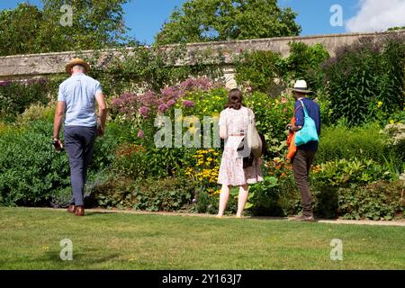 Menschen, die im Spätsommer auf krautige Blattblumen schauen, im Oxford Botanic Garden Oxfordshire England Großbritannien Großbritannien Großbritannien August 2024 KATHY DEWITT Stockfoto