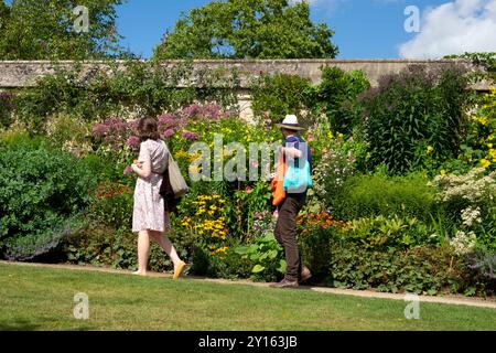 Menschen, die im Spätsommer auf krautige Blattblumen schauen, im Oxford Botanic Garden Oxfordshire England Großbritannien Großbritannien Großbritannien August 2024 KATHY DEWITT Stockfoto