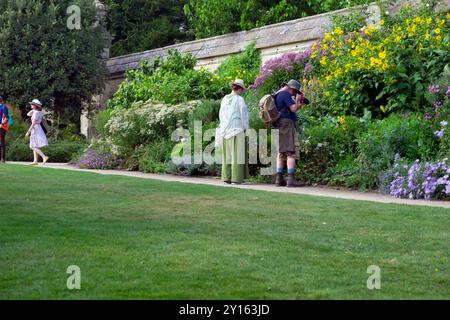 People man fotografiert krautige Blumenränder im Sommer im Oxford Botanic Garden Oxfordshire England Großbritannien Großbritannien August 2024 KATHY DEWITT Stockfoto