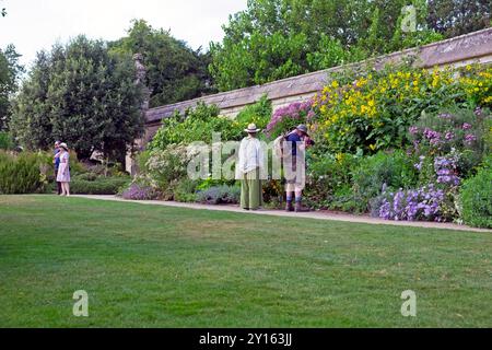 Menschen, die die krautige Grenze betrachten und Fotograf im Sommer im Oxford Botanic Garden Oxfordshire England Großbritannien Großbritannien August 2024 KATHY DEWITT Stockfoto