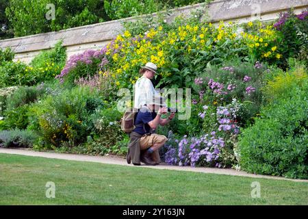 Frau mit Mann fotografiert krautige Grenze im Sommer im Oxford Botanic Garden Oxfordshire England Großbritannien Großbritannien August 2024 KATHY DEWITT Stockfoto