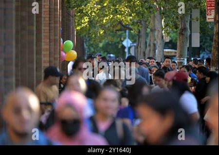 New York, USA. September 2024. Eltern der 2. Und 3. Klasse stehen mit ihren Kindern außerhalb von P. S 7Q Louis F. Simeone am ersten Tag des Jahres der City Public School 2024-2025, im Stadtteil Queens in New York City, NY, 5. September 2024. (Foto: Anthony Behar/SIPA USA) Credit: SIPA USA/Alamy Live News Stockfoto