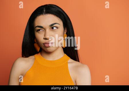 Eine selbstbewusste afroamerikanische Frau zeigt ihren einzigartigen Ausdruck. Stockfoto