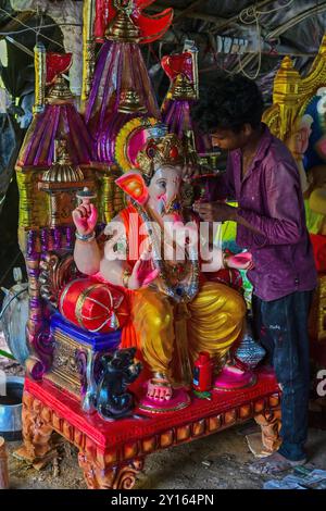 Beawar, Rajasthan, Indien. September 2024. Ein Kunsthandwerker schmückt das Idol der Elefantenköpfigen hinduistischen Gottheit Ganesha in einem Workshop vor dem Ganesh Chaturthi Festival in Beawar. Das Ganesh Chaturthi Festival ist ein jährlich stattfindendes Hindufestival. Es wird angenommen, dass Lord Ganesha der Gott der Neuanfänge und des Überwindens von Hindernissen ist, sowie der Gott der Weisheit, Intelligenz, des Reiches und des Wohlstands. Das zehntägige Festival wird im ganzen Land vom 7. September bis 17. September 2024 gefeiert. (Kreditbild: © Sumit Saraswat/Pacific Press via ZUMA Press Wire) NUR REDAKTIONELLE VERWENDUNG! Nicht für Commer Stockfoto