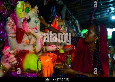 Beawar, Rajasthan, Indien. September 2024. Ein Kunsthandwerker schmückt das Idol der Elefantenköpfigen hinduistischen Gottheit Ganesha in einem Workshop vor dem Ganesh Chaturthi Festival in Beawar. Das Ganesh Chaturthi Festival ist ein jährlich stattfindendes Hindufestival. Es wird angenommen, dass Lord Ganesha der Gott der Neuanfänge und des Überwindens von Hindernissen ist, sowie der Gott der Weisheit, Intelligenz, des Reiches und des Wohlstands. Das zehntägige Festival wird im ganzen Land vom 7. September bis 17. September 2024 gefeiert. (Kreditbild: © Sumit Saraswat/Pacific Press via ZUMA Press Wire) NUR REDAKTIONELLE VERWENDUNG! Nicht für Commer Stockfoto