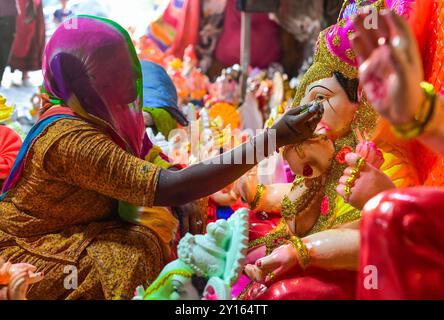 Beawar, Rajasthan, Indien. September 2024. Ein Kunsthandwerker schmückt das Idol der Elefantenköpfigen hinduistischen Gottheit Ganesha in einem Workshop vor dem Ganesh Chaturthi Festival in Beawar. Das Ganesh Chaturthi Festival ist ein jährlich stattfindendes Hindufestival. Es wird angenommen, dass Lord Ganesha der Gott der Neuanfänge und des Überwindens von Hindernissen ist, sowie der Gott der Weisheit, Intelligenz, des Reiches und des Wohlstands. Das zehntägige Festival wird im ganzen Land vom 7. September bis 17. September 2024 gefeiert. (Kreditbild: © Sumit Saraswat/Pacific Press via ZUMA Press Wire) NUR REDAKTIONELLE VERWENDUNG! Nicht für Commer Stockfoto