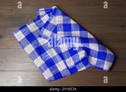 Blauer karierter Gingham-Stoff auf Holztisch Stockfoto