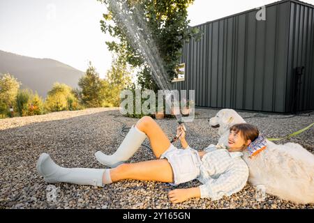 Ein friedlicher Moment, in dem sich eine Frau mit ihrem treuen Hund in einem sonnigen Garten entspannt und die Essenz der Ruhe im Freien und die Bindung zwischen Mensch und pe einfängt Stockfoto