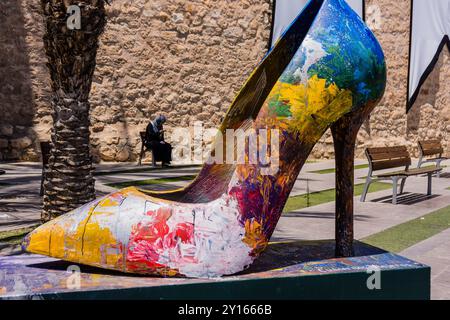 Skulptur eines hohen Schuhs, Altamira Palace, Elche, Alicante, Valencianische Gemeinde, Spanien, Europa. Stockfoto